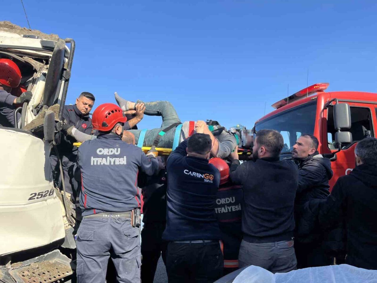 Ordu'nun Ünye ilçesinde bir tırın kum yüklü kamyona çarpması sonucu