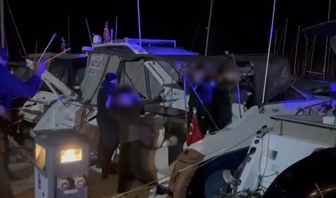 Kuşadası’nda Düzenlenen Operasyonda Yurtdışına Kaçmaya Çalışan 4 Suç Örgütü Üyesi Yakalandı Aydın'ın Kuşadası ilçesinde düzenlenen bir operasyonda, yurtdışına çıkmaya çalışan organize