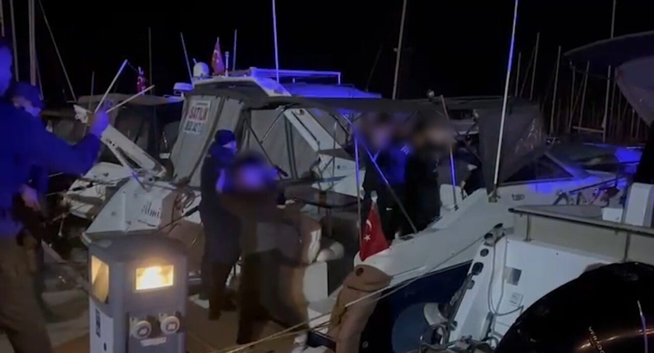 Aydın'ın Kuşadası ilçesinde düzenlenen operasyonda, yurtdışına kaçmaya çalışan dört organize