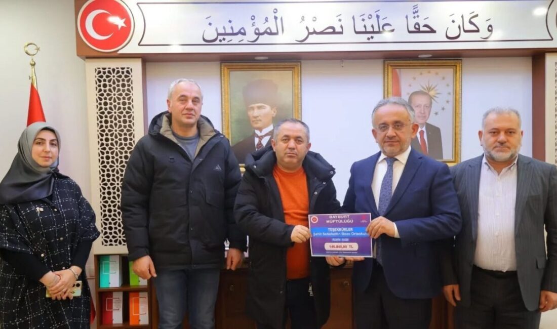 Bayburt’taki Okul, Filistin İçin Hayır Çarşısında 146 Bin TL Topladı Bayburt Şehit Sebahattin Bozo Ortaokulu, İnsan Hakları ve Demokrasi Haftası'nda