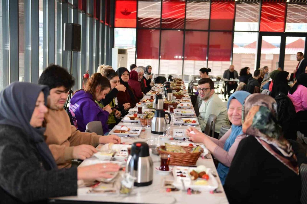 Osmangazi Belediyesi’nden Engelli Bireylere Özel Kahvaltı Etkinliğiyle Farkındalık Yaratıldı