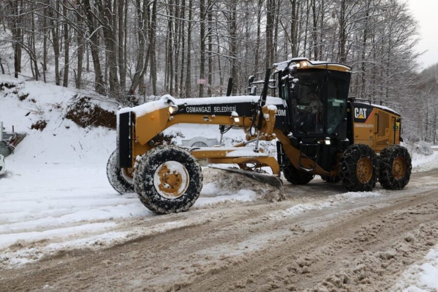 Osmangazi Belediyesi, kar yağışı sonrası yolları açarak ulaşımda aksamaların önüne geçiyor.