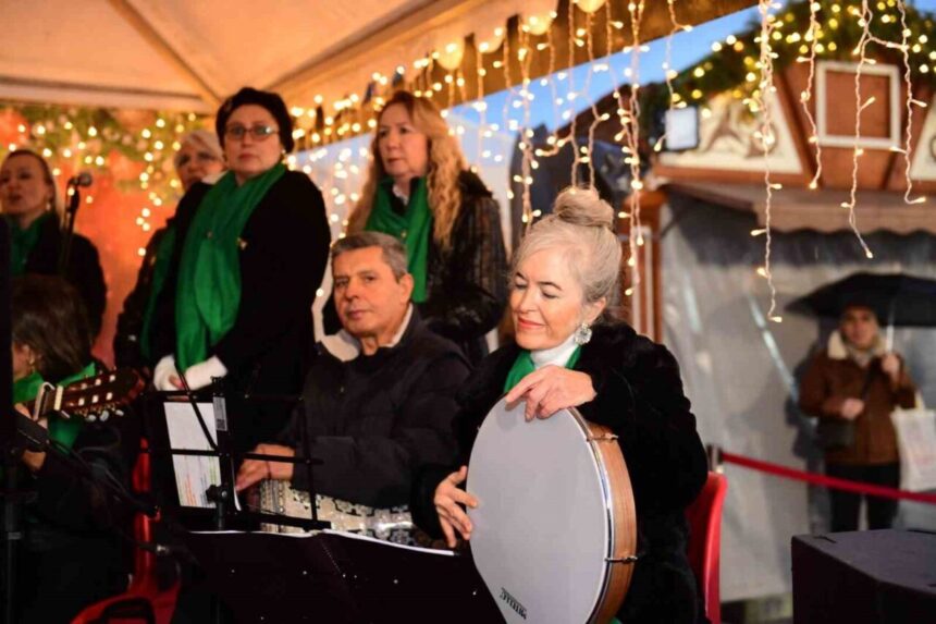 Osmangazi Meydanı’ndaki Yeni Yıl Festivali’nde Türk sanat müziği ezgileri yankılandı.