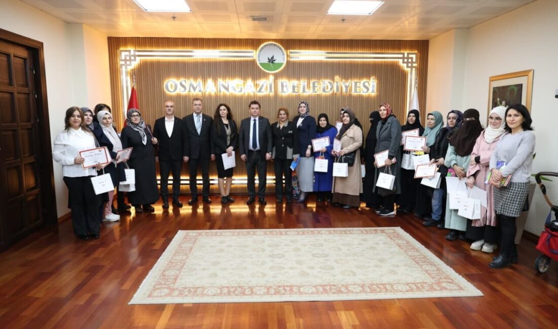 Osmangazi’deki Kadınlar Okuma Yazma Kursuyla Geleceğe Umutla Bakıyor Osmangazi Belediyesi'nin düzenlediği okuma yazma kursunu tamamlayan 26 kadın, sertifikalarını