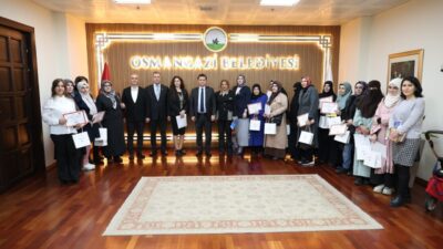 Osmangazi Belediyesi'nin düzenlediği okuma yazma kursunu tamamlayan 26 kadın, sertifikalarını