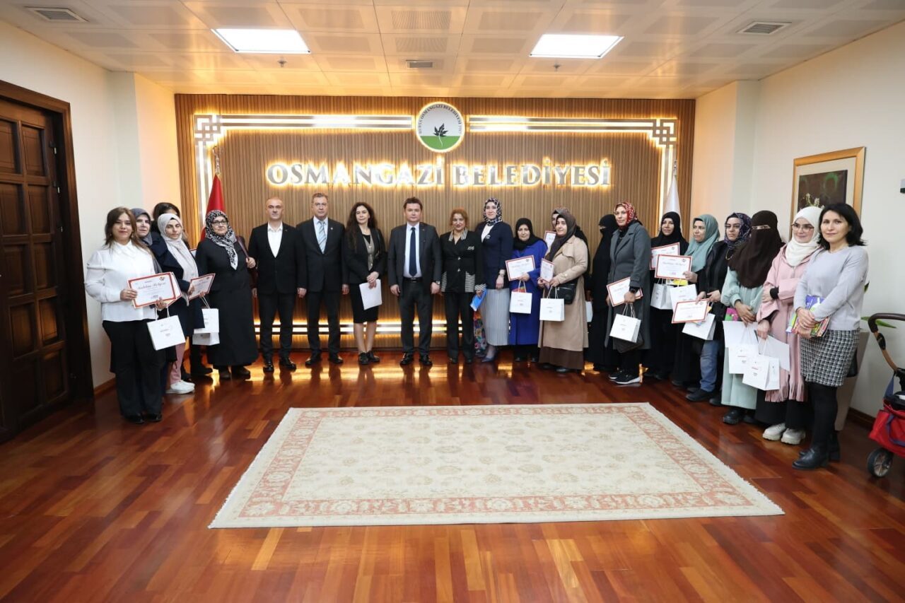 Osmangazi Belediyesi'nin düzenlediği okuma yazma kursunu tamamlayan 26 kadın, sertifikalarını