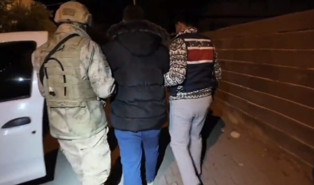 Osmaniye’de düzenlenen operasyonda DEAŞ ile bağlantılı 3 şahıs tutuklandı Osmaniye'de jandarma, DEAŞ ile bağlantılı olduğu tespit edilen Suriye uyruklu