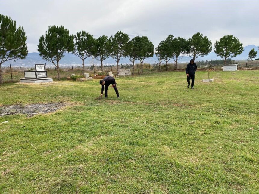 Gençler, köy mezarlığını temizleyerek vefanın önemli bir örneğini sergiledi.