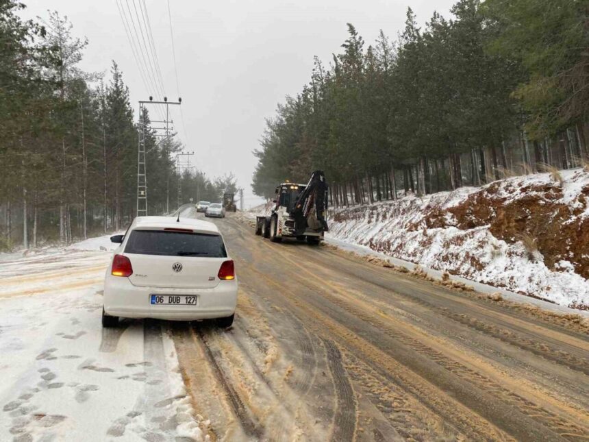 Osmaniye’nin yüksek bölgelerinde etkili olan şiddetli kar yağışı yaşamı zorlaştırdı.