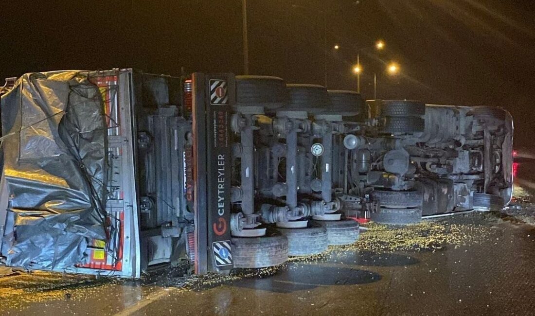 Bahçe’de Yağmur Nedeniyle Devrilen Mısır Yüklü Kamyonda Sürücü Yaralandı Osmaniye'nin Bahçe ilçesinde, yağmur nedeniyle kayganlaşan yolda mısır yüklü bir