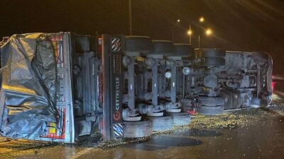 Bahçe’de Yağmur Sonrası Kontrolden Çıkan Mısır Yüklü Kamyon Devrildi, Sürücü Yaralandı Osmaniye'nin Bahçe ilçesinde yağmurlu bir gün, kayganlaşan yolda kontrolü kaybeden