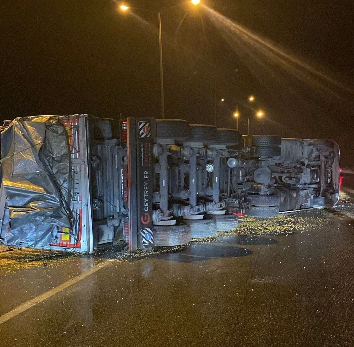 Osmaniye'nin Bahçe ilçesinde yağmurlu bir gün, kayganlaşan yolda kontrolü kaybeden