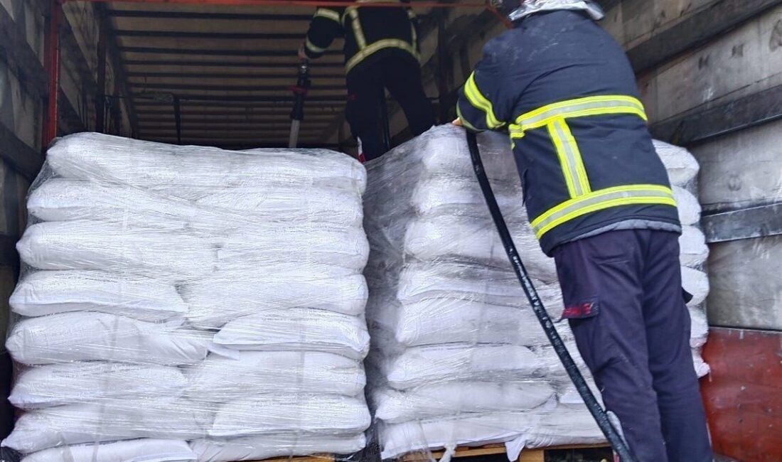 Osmaniye'nin Bahçe ilçesinde seyir halindeki soya yüklü bir tırda çıkan