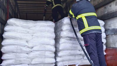 Osmaniye'nin Bahçe ilçesinde seyir halindeki soya yüklü bir tırda çıkan