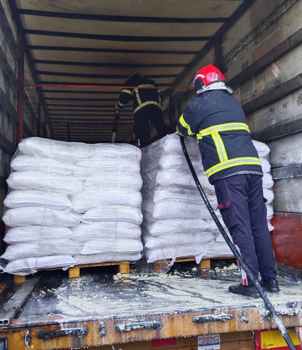 Osmaniye'nin Bahçe ilçesinde seyir halindeki soya yüklü bir tırda çıkan