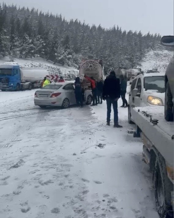 Bahçe ilçesinde yoğun kar nedeniyle kayganlaşan yolda 5 aracın karıştığı zincirleme kaza yaşandı. 1 kişi yaralandı.