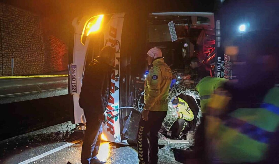 Osmaniye’de Yağışlı Hava Nedeniyle Yolcu Otobüsü Devrildi, 3 Kişi Yaralandı Osmaniye'nin Düziçi ilçesinde, kaygan yolda devrilen bir yolcu otobüsünde 3