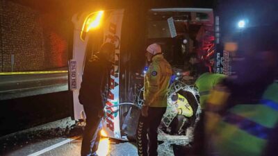 Osmaniye’de Yağışlı Hava Nedeniyle Yolcu Otobüsü Devrildi, 3 Kişi Yaralandı Osmaniye'nin Düziçi ilçesinde, kaygan yolda devrilen bir yolcu otobüsünde 3