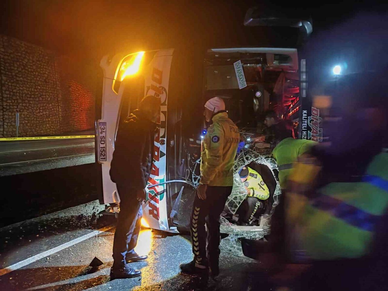Osmaniye'nin Düziçi ilçesinde, kaygan yolda devrilen bir yolcu otobüsünde 3