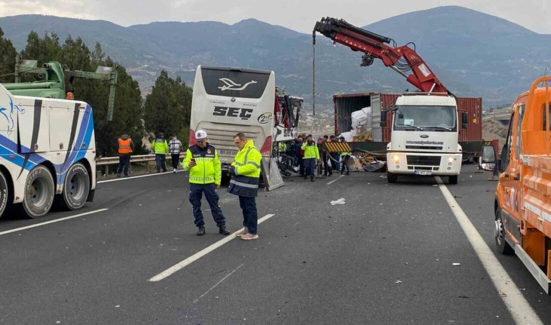 Osmaniye’nin Bahçe ilçesinde sabah saatlerinde yolcu otobüsü, tıra arkadan çarptı.