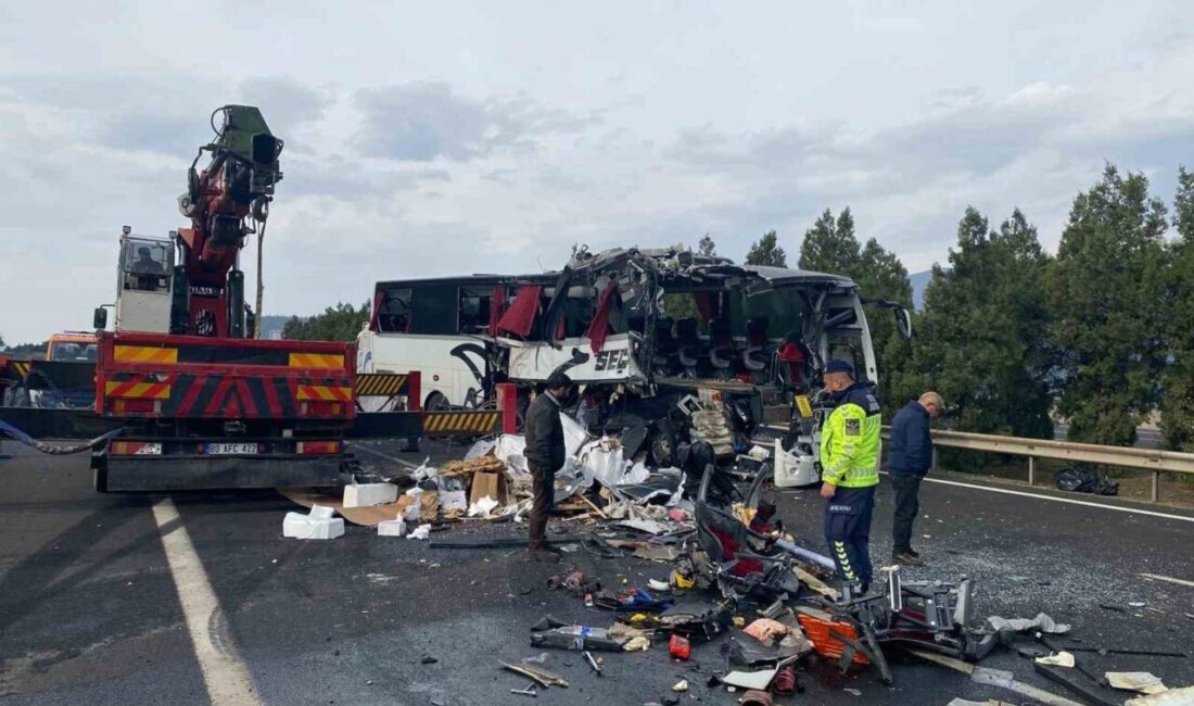 Osmaniye’de Otobüs ve Tır Çarpışması Sonucu 7 Kişi Hayatını Kaybetti, 11 Yaralı Osmaniye’nin Bahçe ilçesinde sabah saatlerinde meydana gelen otobüs ve tır