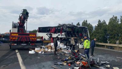Osmaniye’nin Bahçe ilçesinde sabah saatlerinde meydana gelen otobüs ve tır