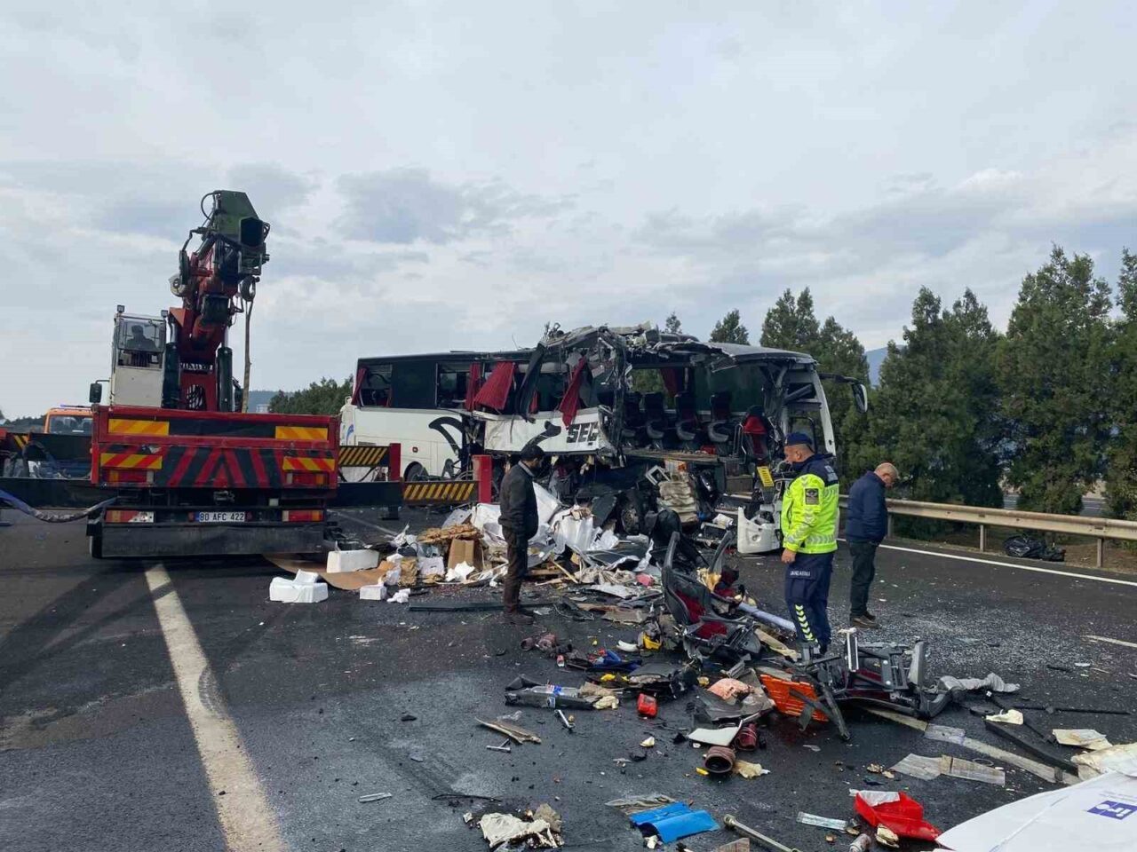 Osmaniye’nin Bahçe ilçesinde sabah saatlerinde meydana gelen otobüs ve tır