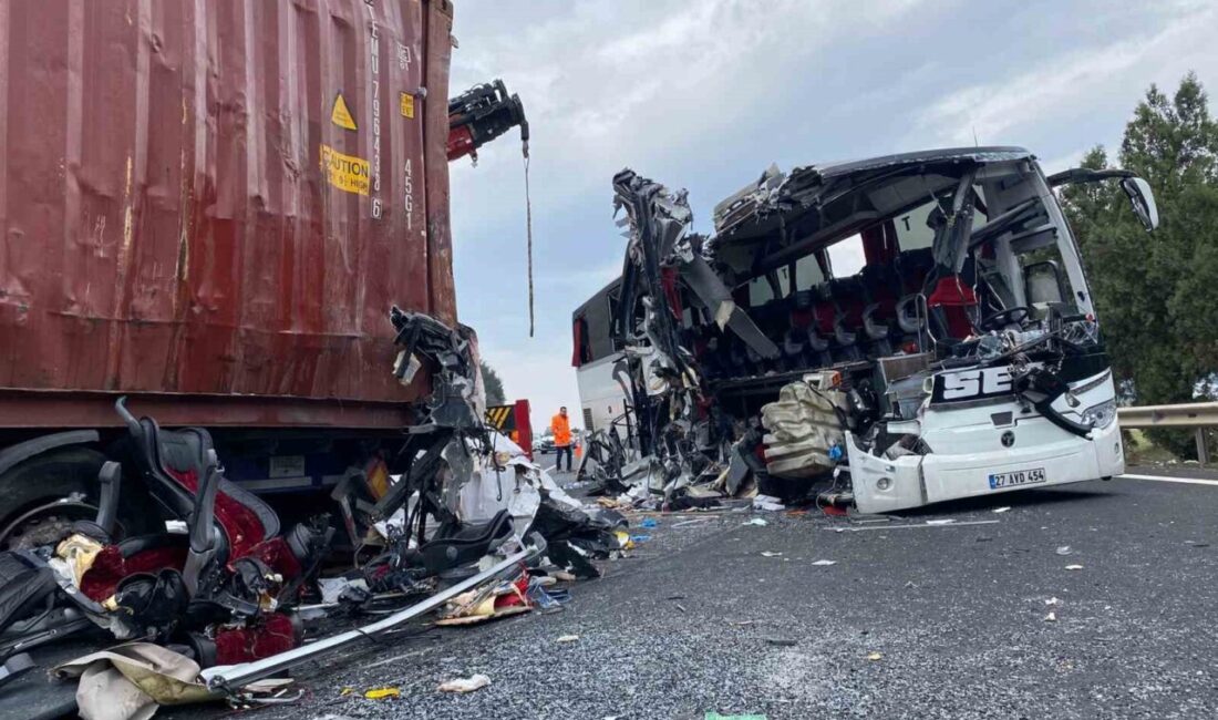Osmaniye’de meydana gelen trafik kazasında hayatını kaybedenlerin sayısı 7’ye ulaştı Osmaniye’nin Bahçe ilçesinde sabah saatlerinde meydana gelen trafik kazasında ölü