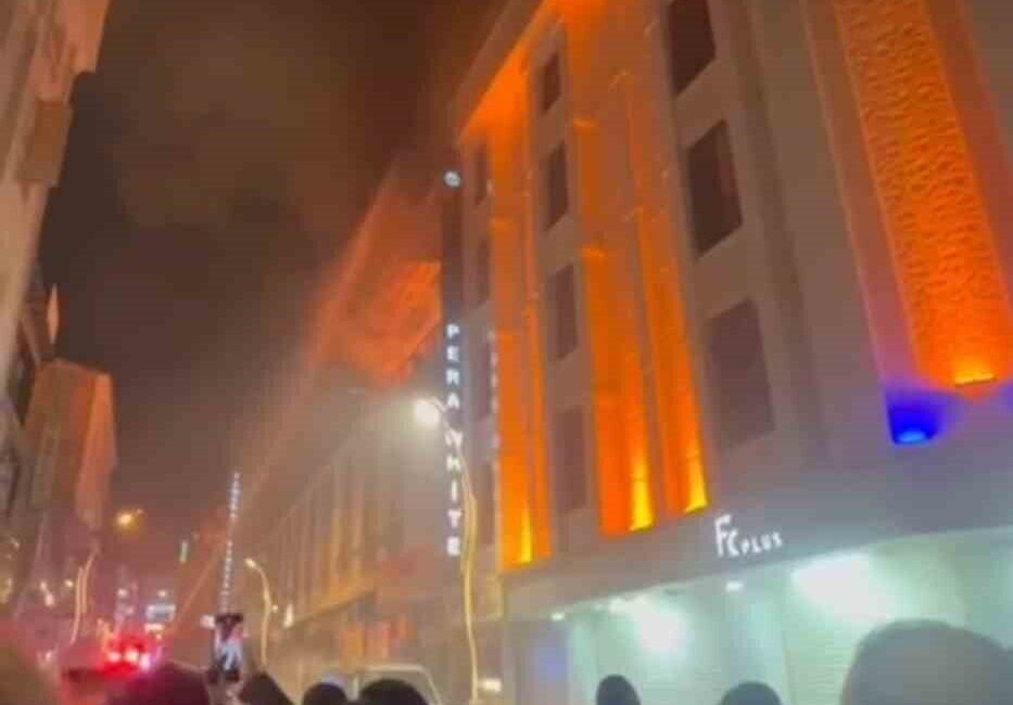 Van'ın İpekyolu ilçesindeki Tamara Oteli'nin restoranında akşam saatlerinde çıkan yangın,