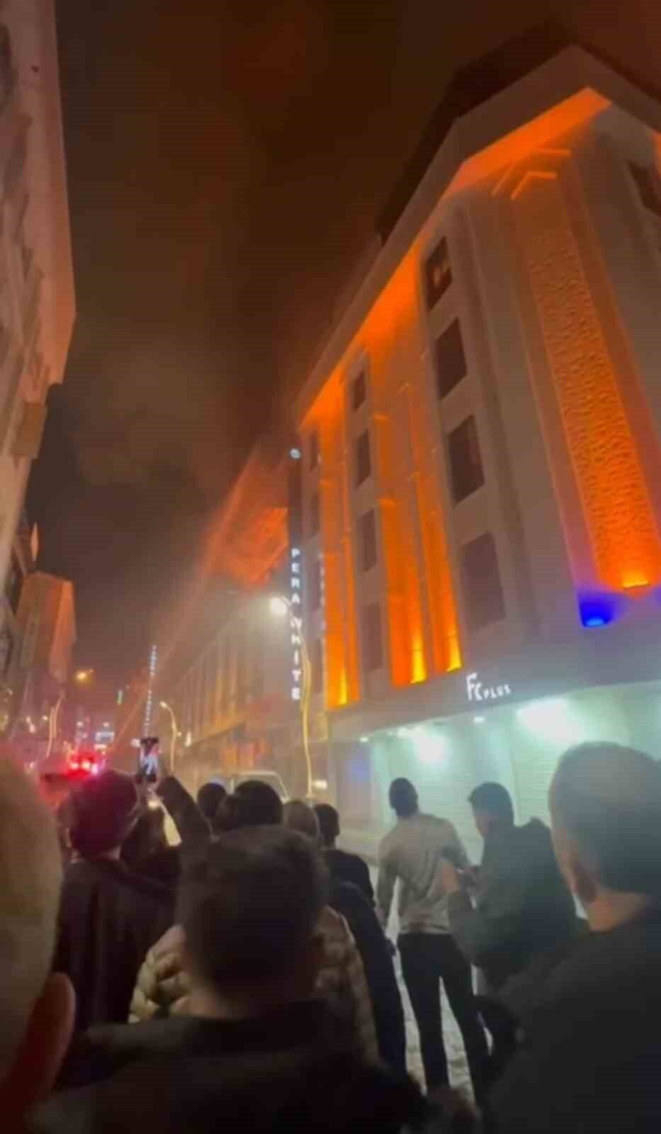 Van'ın İpekyolu ilçesindeki Tamara Oteli'nin restoranında akşam saatlerinde çıkan yangın,