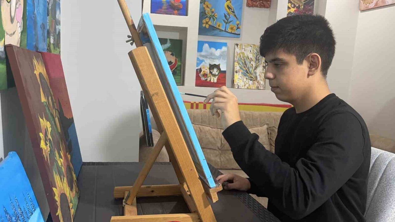 Osmaniye'den 15 yaşındaki otizmli ressam Okan Mert Gönül, sanattaki yeteneğiyle