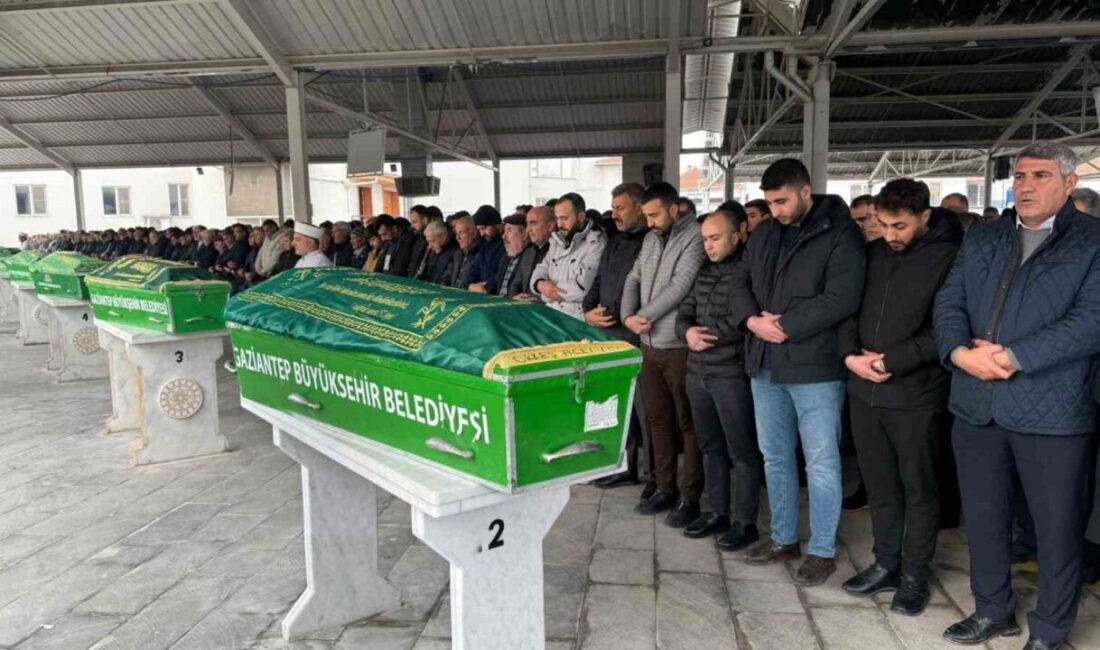 Osmaniye’deki Otobüs Kazasında Hayatını Kaybeden Üç Kişi, Gaziantep’te Toprağa Verildi Osmaniye’nin Bahçe ilçesinde yolcu otobüsünün tıra çarpması sonucu yaşamını yitiren