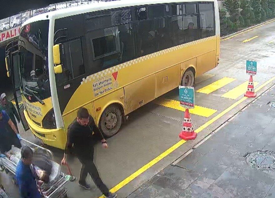 Kahramanmaraş’ta Halk Otobüsünde Fenalaşan Genç Çocuk Hastaneye Uğurlandı Kahramanmaraş'ta 17 yaşındaki M.A. özel halk otobüsünde fenalaşarak bayıldı. Sürücü
