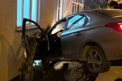 Palandöken’de Otomobil Bina ile Duvar Arasında Asılı Kaldı: Sürücü Yaralandı