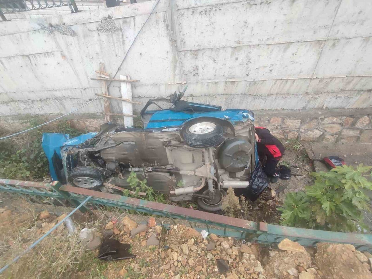 Kahramanmaraş’ta otomobilin drenaj kanalına düşmesi sonucu 3 kişi yaralandı. Kahramanmaraş'ta Onikişubat ilçesi Süleyman Şah Mahallesi'nde meydana gelen trafik kazasında,