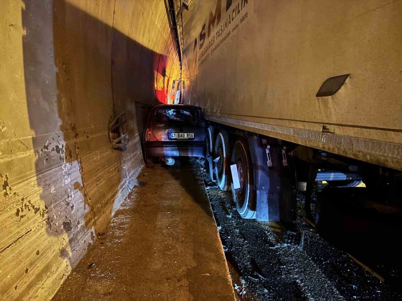 TEM Otoyolu Kocaeli geçişinde tır otomobili sıkıştırdı, ulaşımda aksama yaşandı.