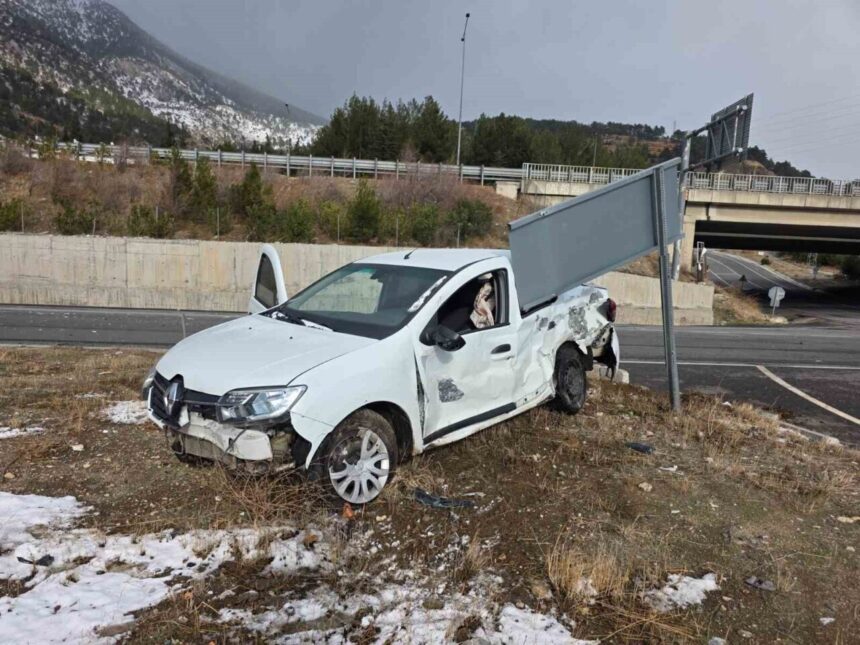 Adana’nın Pozantı ilçesinde otomobil ve tırın çarpıştığı kazada sürücüler yara almadı.