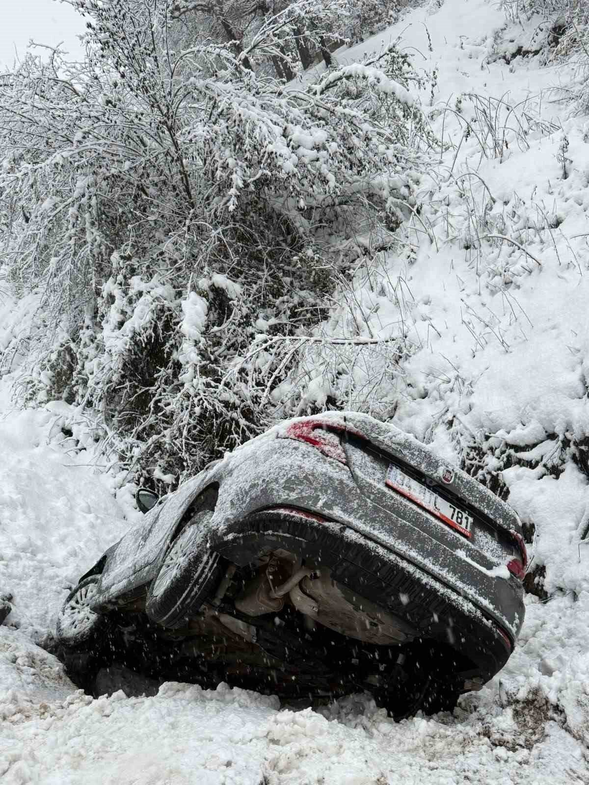 Düzce’de kaygan yolda devrilen otomobilde 5’i çocuk 8 kişi yaralandı. Düzce’de kaygan yolda devrilen otomobilde 5’i çocuk 8 kişi yaralandı.