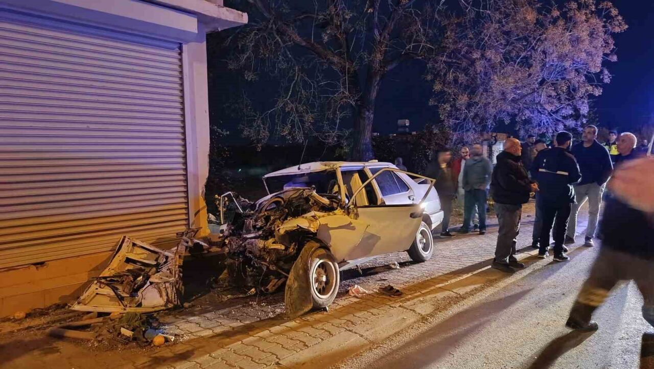 Adana’da Kontrolden Çıkan 14 Yaşındaki Sürücünün Aracı, Çöp Konteyneri ve Kamyonete Çarptı; Bir Çocuk Hayatını Kaybetti