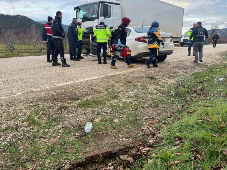 Eğirdir’de park halindeki kamyona çarpan otomobilin kazasında 2 kişi yaşamını yitirdi, 1 kişi yaralandı.