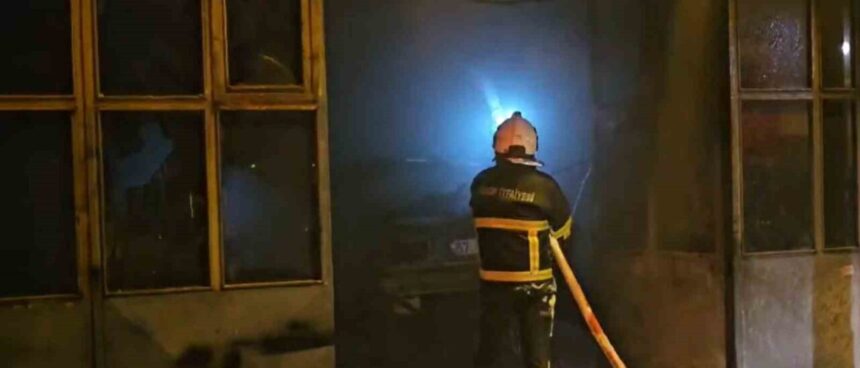 Sinop’ta otomobildeki yangın, iş yerini de etkiledi. İtfaiye ekipleri yangını kontrol altına aldı.