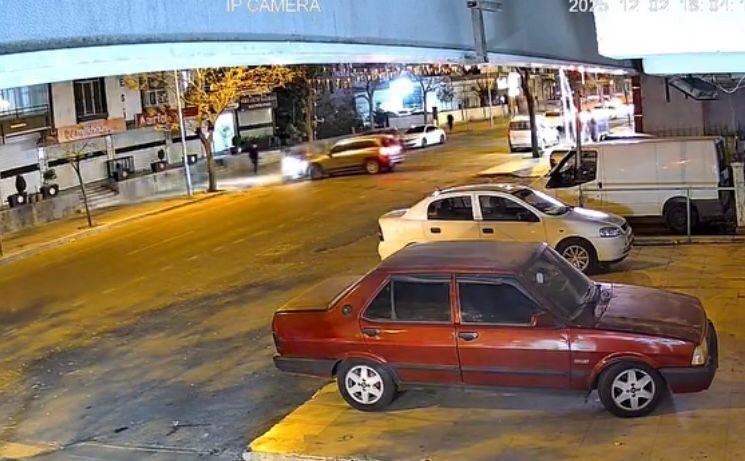 Diyarbakır’da Motokurye Araç Çarpması Sonucu Yaralandı, Anlar Güvenlik Kamerasına Yansıdı Diyarbakır'da Yılmaz Güney Caddesi'nde bir otomobilin çarptığı motokurye yaralandı. Olay