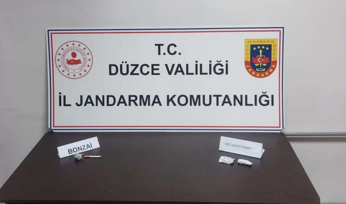 Düzce'de, Jandarma Narkotik Suçlarla Mücadele ekipleri, D100 karayolu üzerindeki bir