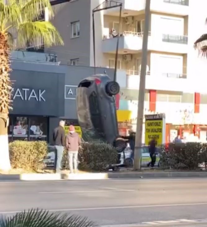Erdemli’de Takla Atan Araçta Sürücü Yaralandı, Kaza Anı Güvenlik Kamerasında Görüntülendi