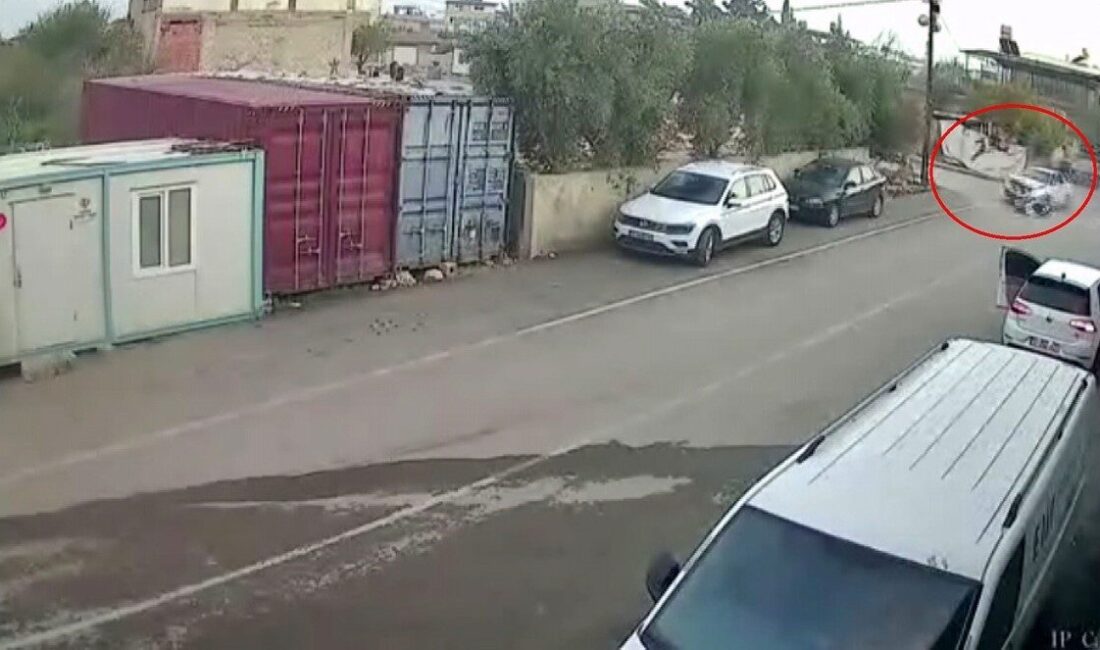 Hatay'ın Kırıkhan ilçesinde A.S. yönetimindeki otomobil, H.Y. kontrolündeki motosikletle çarpıştı.