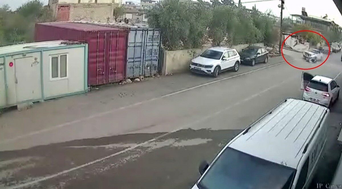 Hatay'ın Kırıkhan ilçesinde A.S. yönetimindeki otomobil, H.Y. kontrolündeki motosikletle çarpıştı.