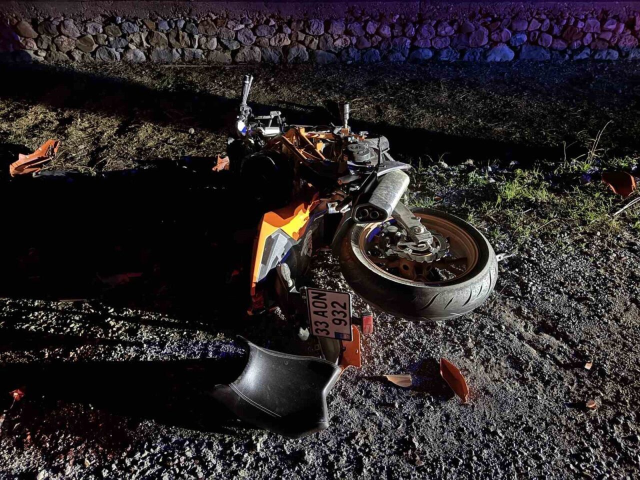 Mersin Bozyazı’da otomobil ve motosiklet çarpışması sonucunda 18 yaşındaki sürücü ağır yaralandı.