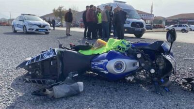 Aksaray'da, Hacılar Harmanı Mahallesi'nde bir motosiklet ile otomobilin çarpışması sonucu