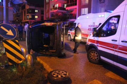 Efeler’de Otomobil ile Ticari Araç Çarpıştı, 7 Kişi Yaralandı