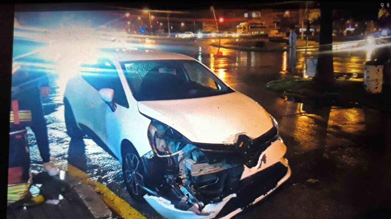 Tarsus’ta İki Araç Çarpıştı: İki Kişi Yaralandı